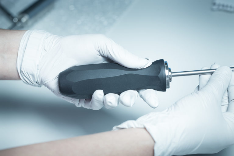 L’ergonomie du limiteur de couple Click simplifie le travail du chirurgien / The ideal ergonomics of Click torque limiter simplies the surgeon’s work. Dispositif médical / medical device _ pose d'implant orthopédiques / orthopaedic implants