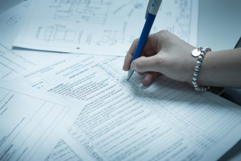 Nous rédigeons pour vous le dossier maître et la documentation technique de votre dispositif dentaire ou médical / We prepare the masterfile and the technical documentation for your medical or dental device Pose d'implants dentaires ou orthopédiques _ Dental or orthopaedic implants