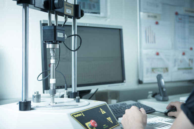 HL Technology teste tous vos produits dans ses laboratoires / The products we develop are tested in our own facilities HL Technology, dispositifs dentaires et médicaux / dental and medical devices