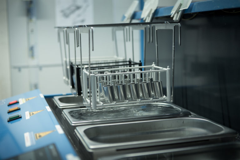 Du nettoyage au conditionnement personnalisé, en passant par la stérilisation, nous vous proposons toute une gamme de solutions en fonction de vos applications pour une livraison clé en main / From cleaning to custom packaging, including sterilization, we offer a whole range of solutions for your applications for a turnkey delivery. Dispositifs dentaires et médicaux / Medical and dental device