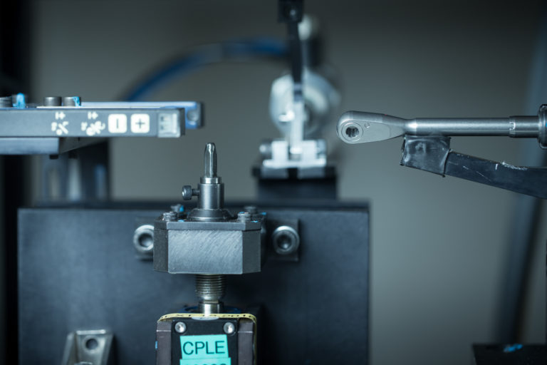 Nous disposons d’un parc de plus de 70 machines de haute précision à commande numérique pilotées par des experts dans leur domaine. Ce qui nous permet de vous proposer un large panel de technologies, de l’usinage complexe à l’injection plastique en passant par le surmoulage plastique de pièces en métal / We have a fleet of more than 70 high-precision CNC machines operated by experts in their field. This allows us to offer you a wide range of technologies, from complex machining to plastic injection moulding and plastic overmoulding of metal parts. HL Technology_fabrication de dispositifs dentaires et médicaux_manufacturing médical an dental devices